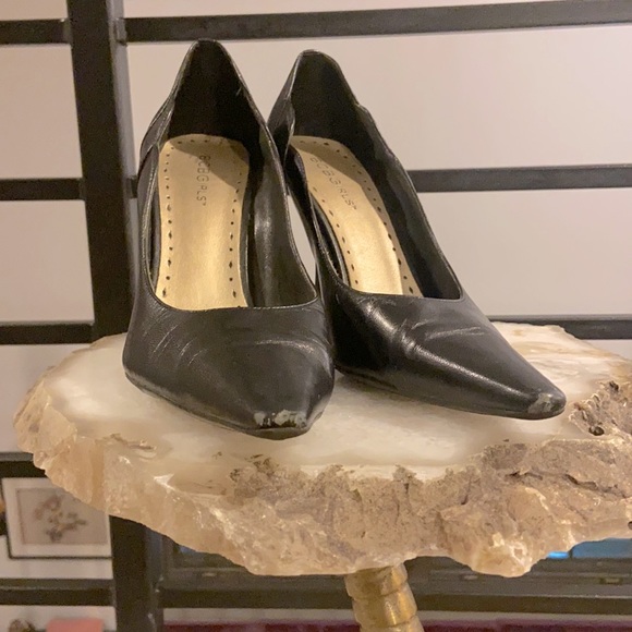 BCBGirls 8.5 pointed toe black heels - Picture 2 of 6